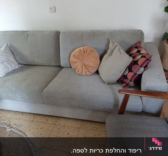 כריות נוי על ספה אפורה בסלון